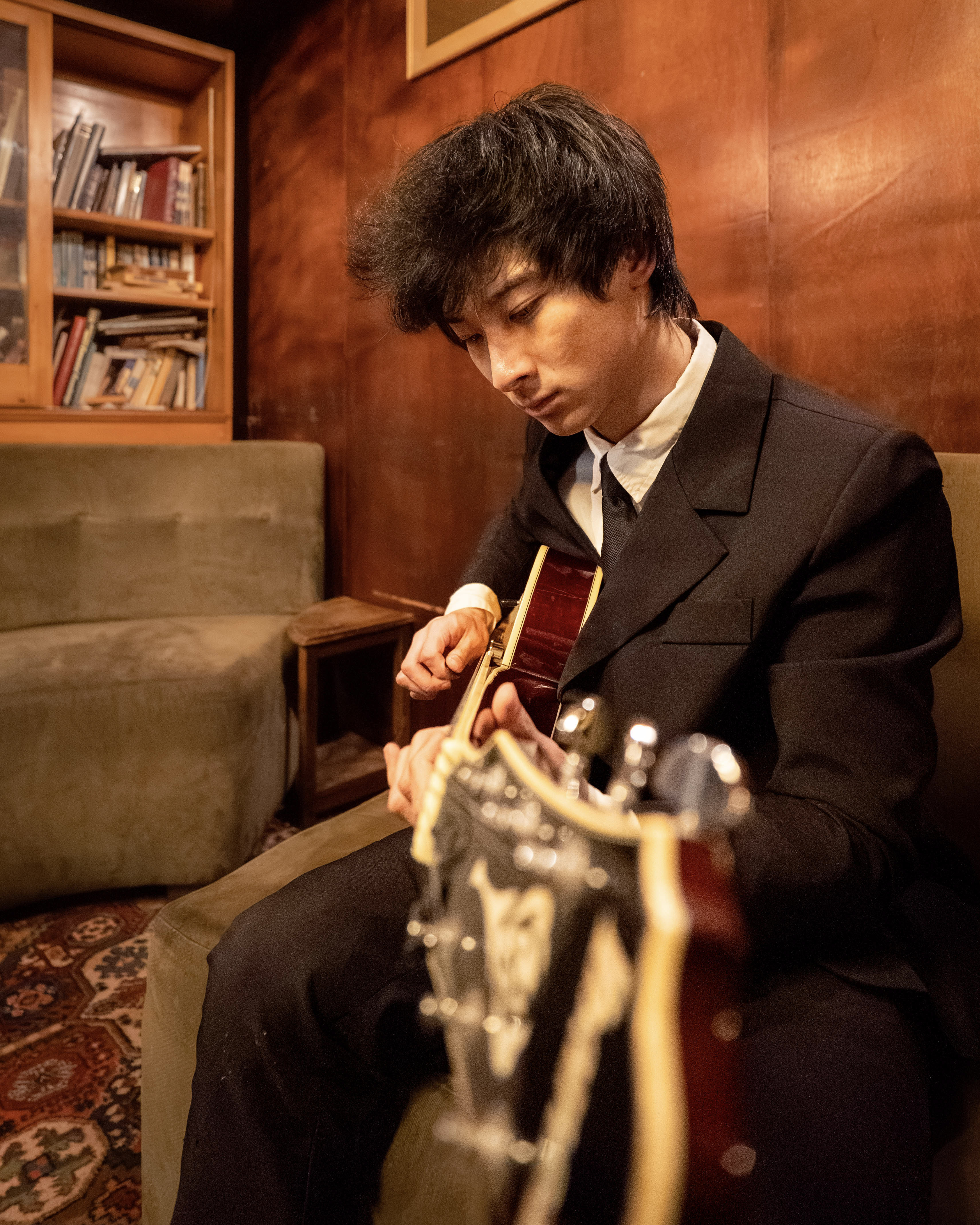 Hupstein Eng playing guitar